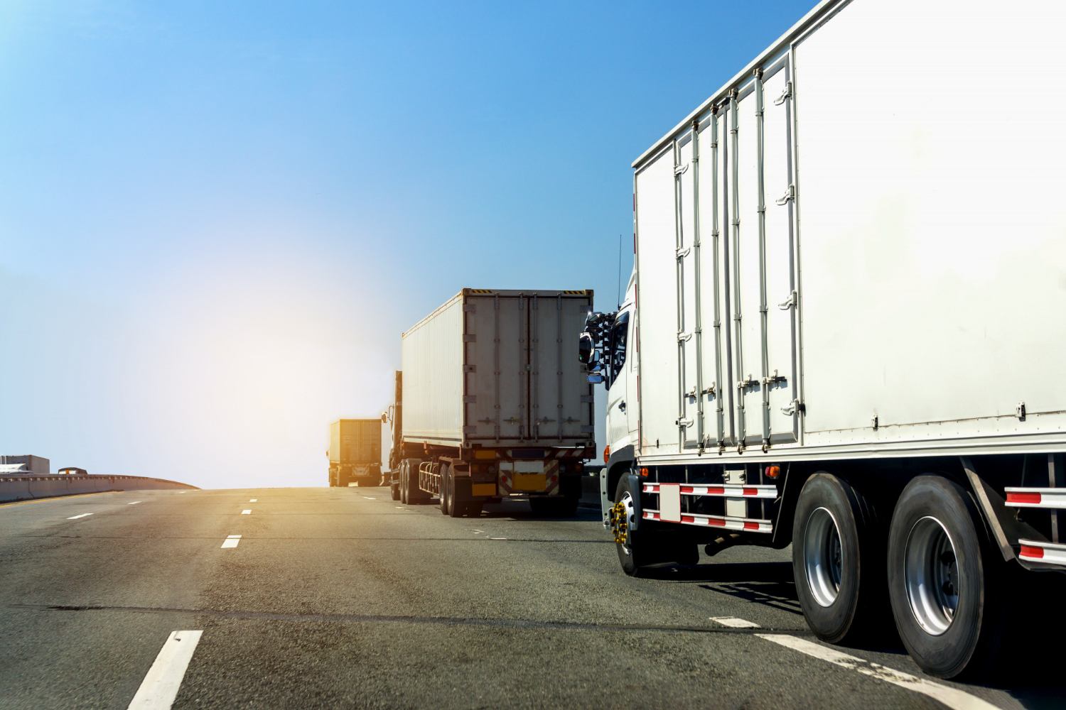 Dealerzy samochodów ciężarowych – kluczowy punkt w branży transportowej